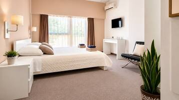 Comfort Suite, 1 King Bed, City View | Desk, laptop workspace, WiFi (free)