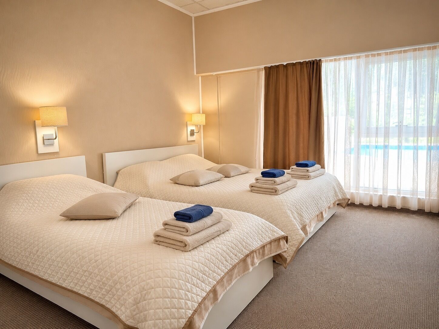 Comfort-Suite, Mehrere Betten, Stadtblick | Schreibtisch, laptopgeeigneter Arbeitsplatz, kostenloses WLAN
