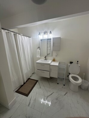 Towels, soap, toilet paper - Beautiful 2-bedroom condo in welcoming Anchorage neighborhood (Anchorage)