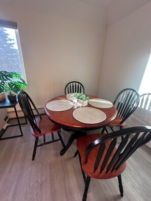 Dining - Beautiful 2-bedroom condo in welcoming Anchorage neighborhood (Anchorage)