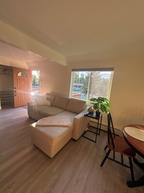 Living area - Beautiful 2-bedroom condo in welcoming Anchorage neighborhood (Anchorage)