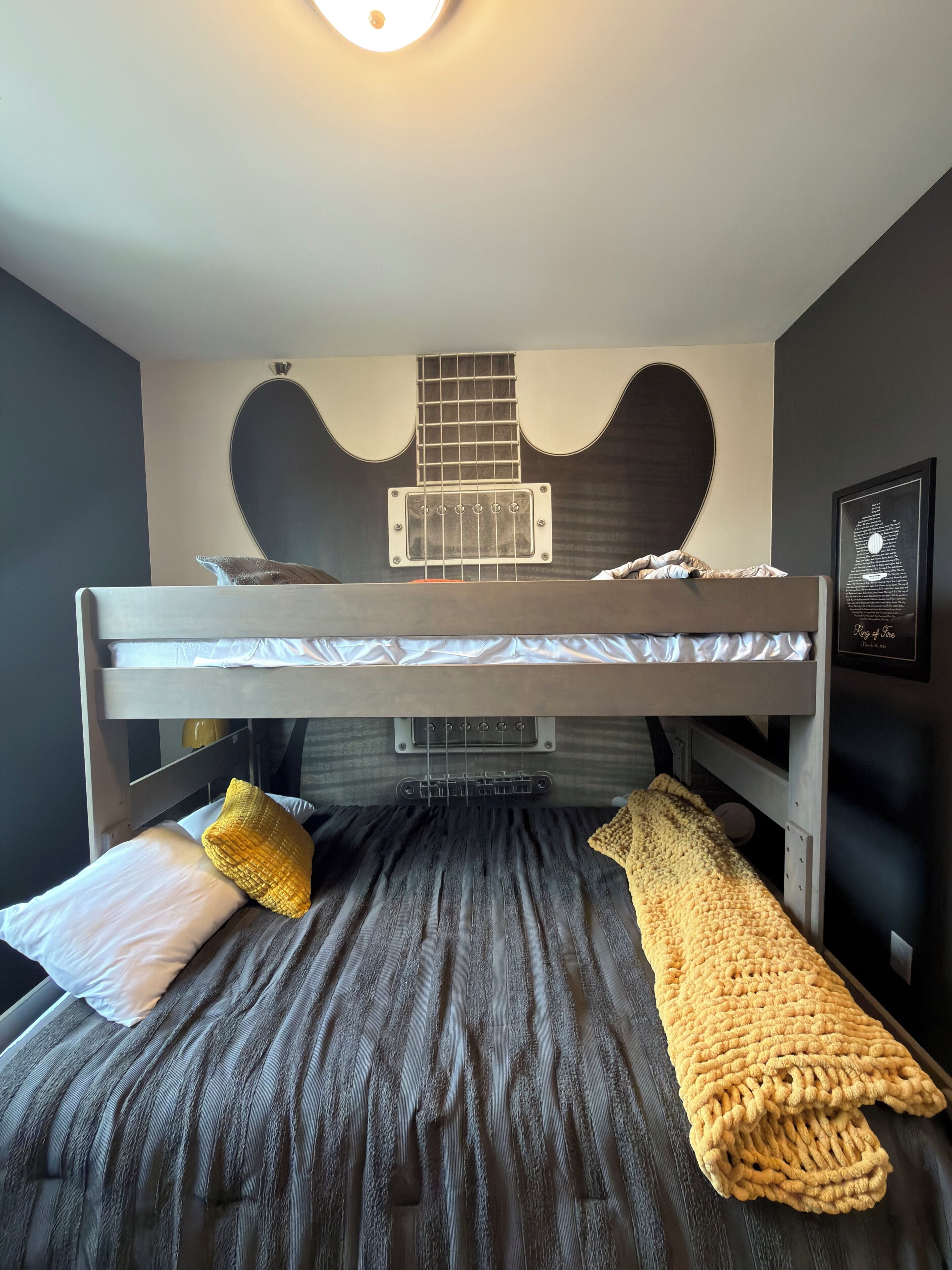 6 bedrooms, iron/ironing board, WiFi, bed sheets