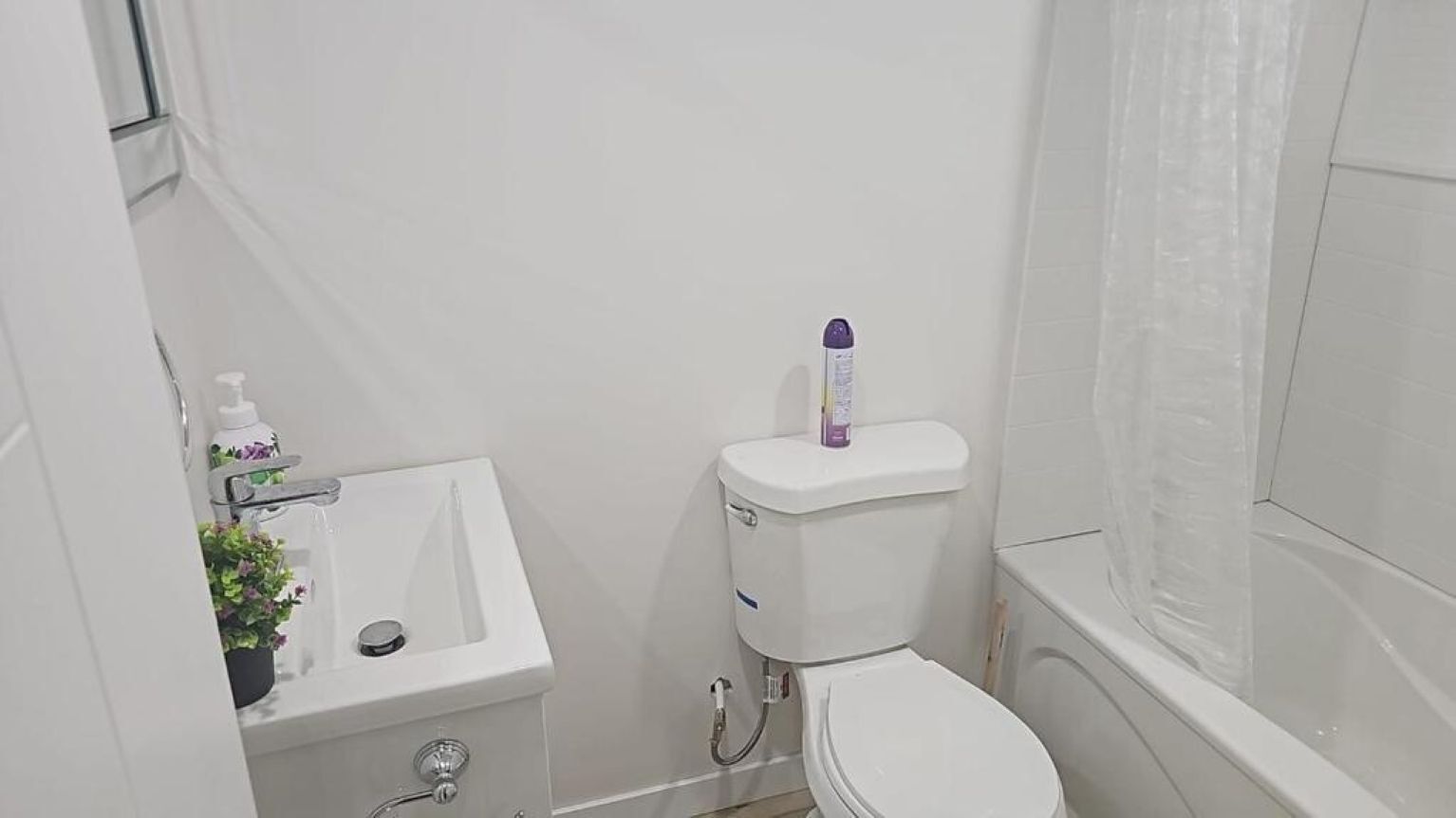 Serviettes fournies, savon, papier toilette