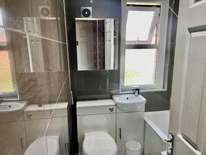 Bathroom - Spacious 2-bed House in Walker (Newcastle upon Tyne)