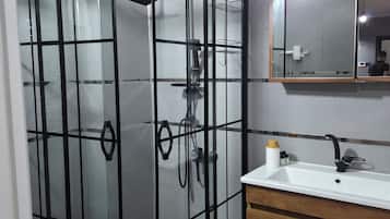 Kondominium Keluarga, balkon | Kamar mandi | Shower, perlengkapan mandi gratis, pengering rambut, dan sandal