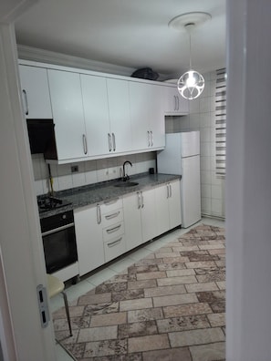 Family Condo, Balcony | Private kitchen - HK GÜNÜ BİRLİK DAİRELER (Trabzon il merkezi)