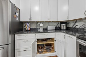 Private kitchen - Sunnyside Stay - 5BR/Theater/Games. Near NSC & TPC (Mounds View)