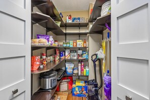 Interior - Sunnyside Stay - 5BR/Theater/Games. Near NSC & TPC (Mounds View)
