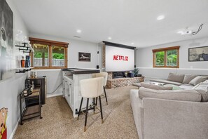 Living area - Sunnyside Stay - 5BR/Theater/Games. Near NSC & TPC (Mounds View)