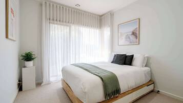 4 bedrooms, iron/ironing board, WiFi, bed sheets