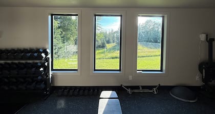 Lonestar Lodge — Private Montana Retreat with Chef's Kitchen, Gym & Hot Tub