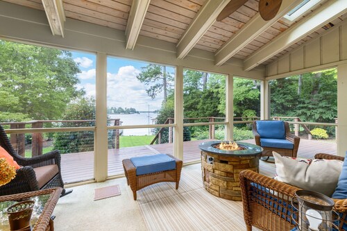 Lakefront 3-bedroom house on Poe Creek at Lake Gaston. Bring your boat!