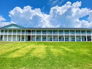 Exterior - Cozy studio condo with AC, pool and direct beach access (Atlantic Beach)