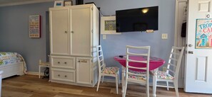 Iron/ironing board, WiFi, bed sheets - Cozy studio condo with AC, pool and direct beach access (Atlantic Beach)