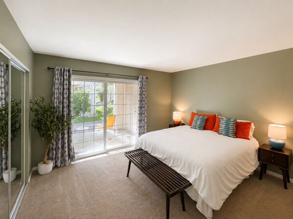 Room - Stylish Poolside Condo Near Downtown 1 Bed/1 Bath (Palm Springs)