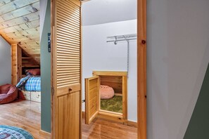 4 bedrooms, desk, iron/ironing board, free WiFi - Private Luxury Cabin | Hot Tub | Sauna | Sleeps 13 (Blue Ridge)