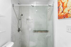 Haartrockner, Handtücher, Seife, Toilettenpapier
