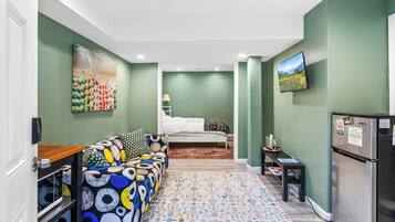 Tabla de planchar con plancha, wifi, ropa de cama
