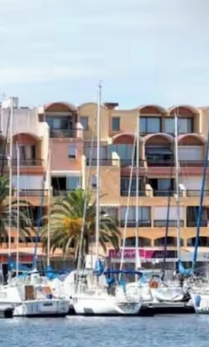 Two-bedroom apartment, 2 minutes from the harbor and 5 minutes from the beach