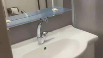 タオル、石鹸、トイレットペーパー