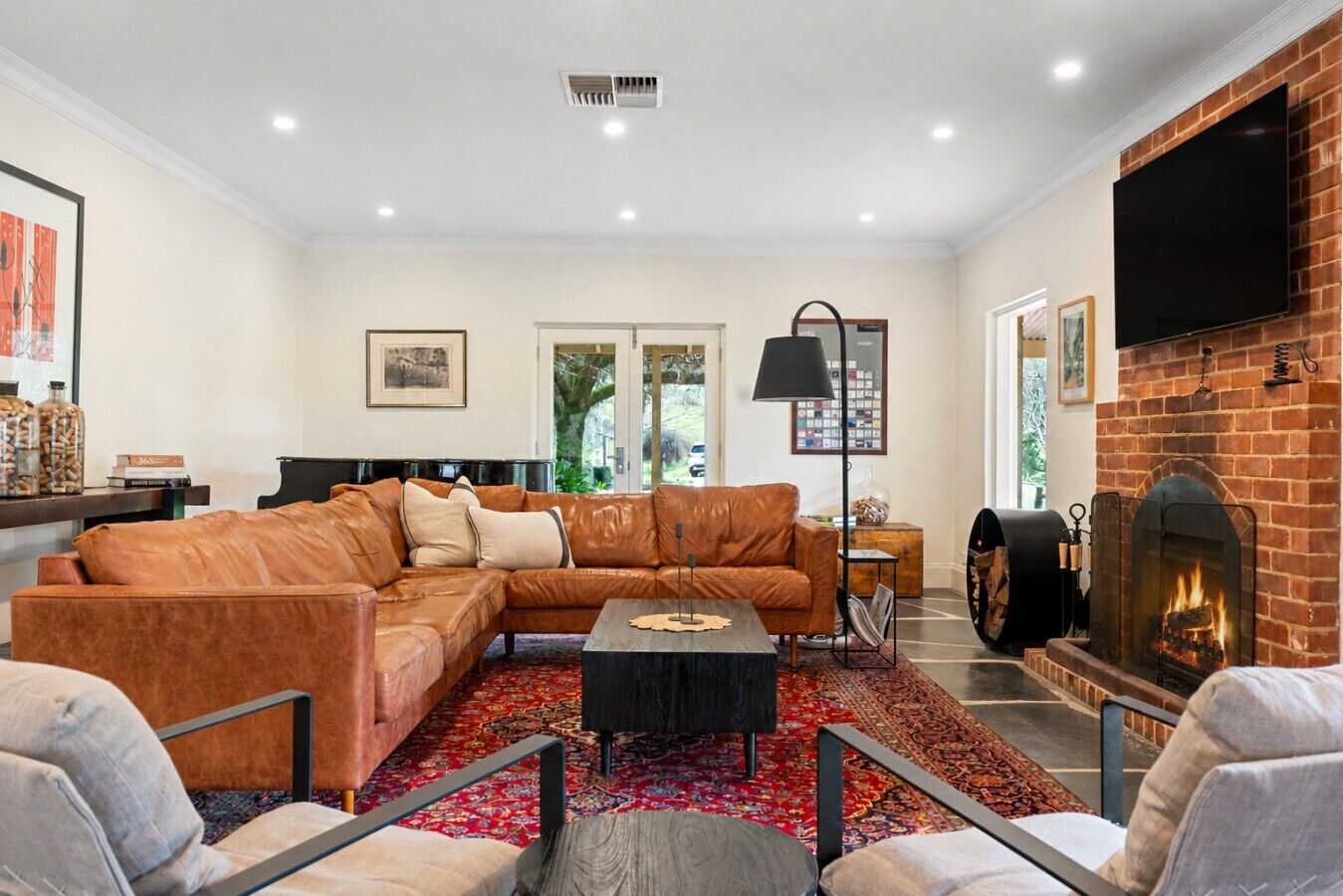 TV, fireplace, table tennis, books