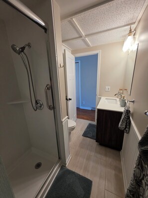 Shower, hair dryer, towels, soap - Right across from Beach and Grand Haven Pier! Beautiful Lake and Sunset Views! (Grand Haven)