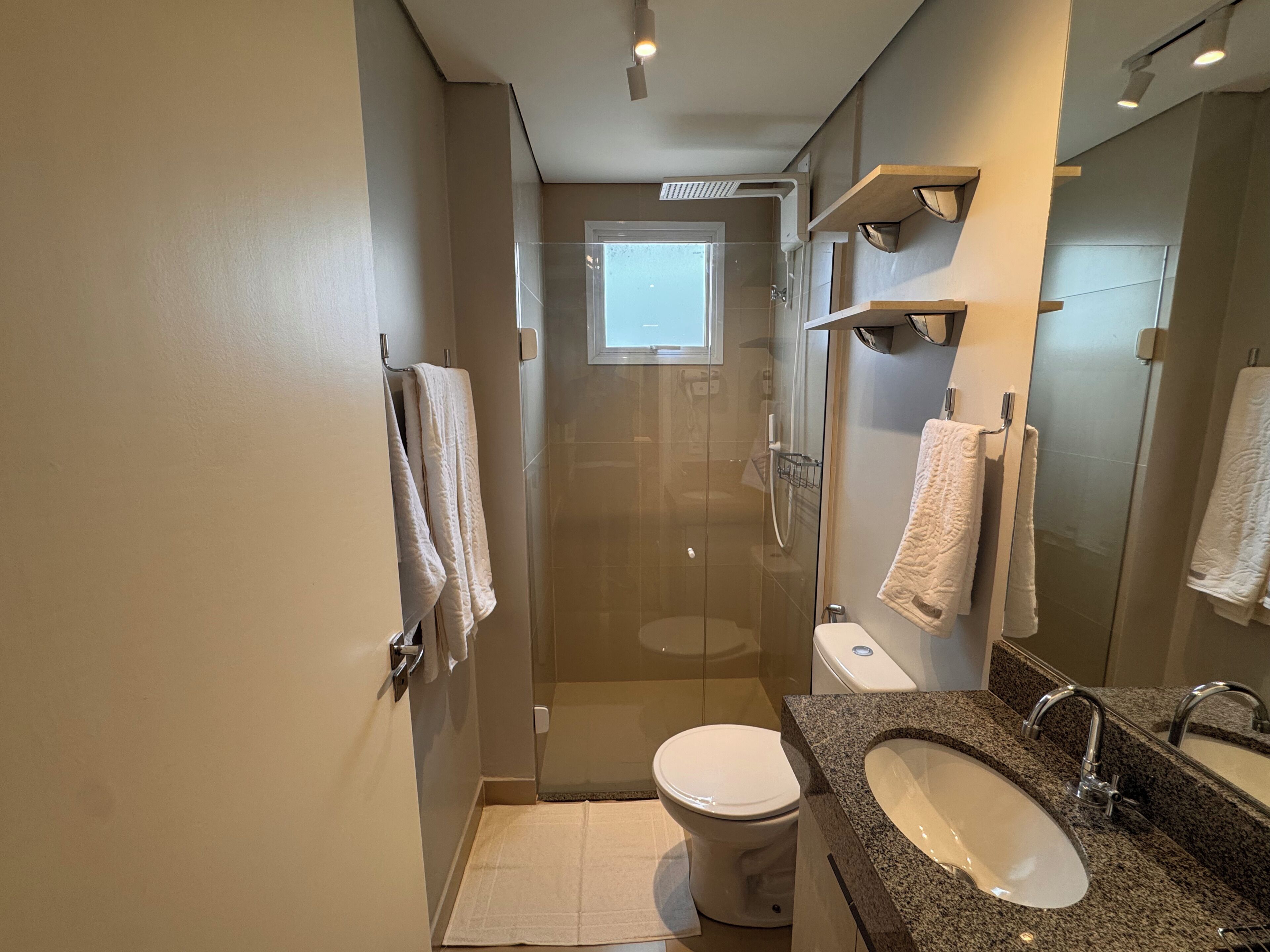 ヘアドライヤー、タオル、石鹸、トイレットペーパー
