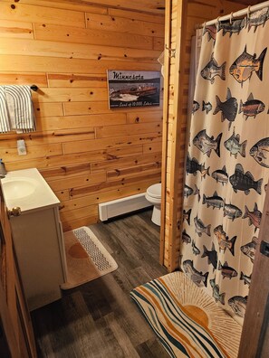 Bathroom - Cozy Diamond Lake Cabin Getaway (Atwater)