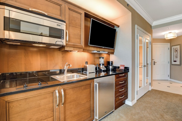 Additional kitchenette in studio wing