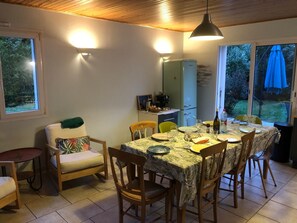 Dining - Vrbo Property (Plévenon)
