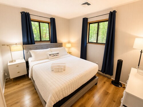 Lake Access, Game Room, Close to Skiing, Sleeps 10