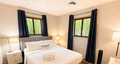 Lake Access, Game Room, Close to Skiing, Sleeps 10