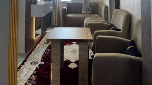 A modern living room with a sofa, a coffee table, and a mirror. - Modern Apartment with Wi-Fi and Air Conditioning, Near the Beach and the Medina (Tanger)