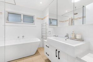 Dusche, Handtücher, Shampoo
