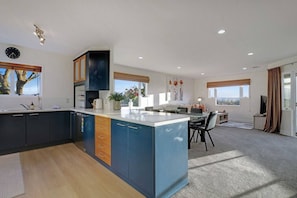 Coffee/tea maker, fridge, microwave, oven - Spacious Mt Eden Oasis | Views, Parking, Air-Con (Auckland Central Suburbs)