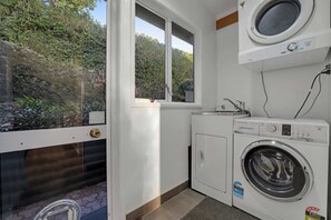 Interior - Spacious Mt Eden Oasis | Views, Parking, Air-Con (Auckland Central Suburbs)