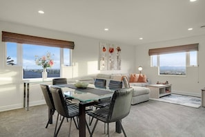 TV - Spacious Mt Eden Oasis | Views, Parking, Air-Con (Auckland Central Suburbs)