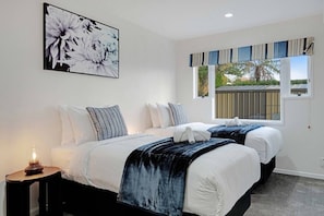 3 bedrooms, iron/ironing board, WiFi, bed sheets - Spacious Mt Eden Oasis | Views, Parking, Air-Con (Auckland Central Suburbs)