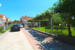 A residential street with houses, a paved driveway, and a stone pathway. - Apartment 2450/264997 (Istria - Fažana), 300m from the beach (Fažana)