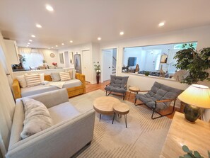 Living area - Private Nature Retreat Near Naval Base & Six Flags (Waukegan)