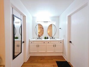 Hair dryer, towels, soap, toilet paper - Private Nature Retreat Near Naval Base & Six Flags (Waukegan)