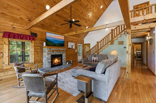 Gorgeous mountain views~Sunsets~Hot Tub~Fire Pit