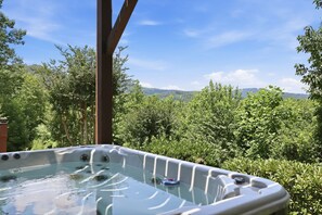 A hot tub with a clear view of lush greenery and distant hills. - Gorgeous mountain views~Sunsets~Hot Tub~Fire Pit (Bostic)