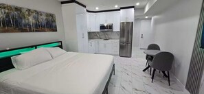 3 bedrooms, iron/ironing board, WiFi, bed sheets - Luxury Pondview Stay | 2 Private Suites | Sleeps 8 | Near YEG Airport (Nisku)