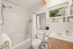 Een douche, een haardroger, handdoeken, zeep
