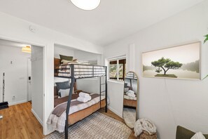 Een strijkplank/strijkijzer, wifi, beddengoed