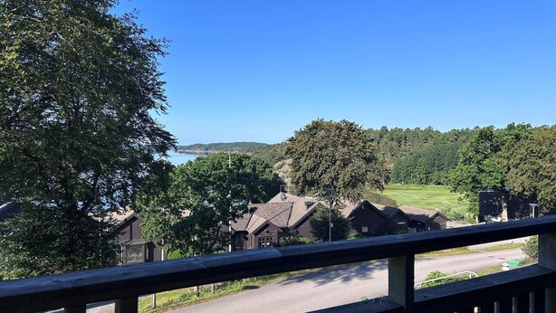 A residential area with houses, a clear sky, and a body of water in the distance. - 5 Star Holiday Home in Uddevalla (Uddevalla)