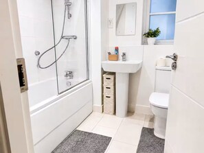 Bathroom - Cozy Peaceful Perfect for Professionals, NHSstaff & Care Workers with Breakfast (Grimsby)