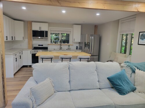 Calming, peaceful Port Stanley Retreat surrounded by Spruce trees