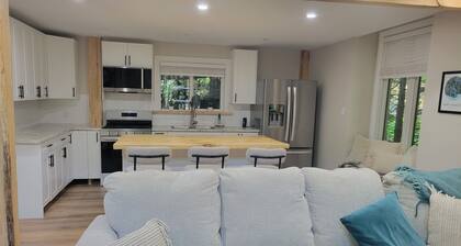 Calming, peaceful Port Stanley Retreat surrounded by Spruce trees
